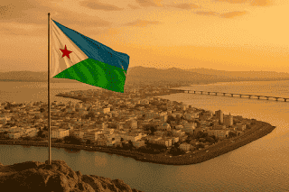 Blick auf Djibouti-Stadt mit wehender Landesflagge im Vordergrund – Symbol für geopolitische Bedeutung in Afrika.
