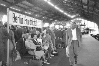 Historische Aufnahme der drei Brüder bei ihrer Flucht aus der DDR am Bahnhof Berlin Friedrichstraße
