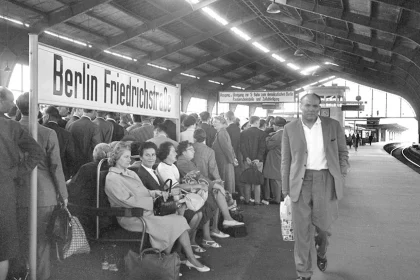 Historische Aufnahme der drei Brüder bei ihrer Flucht aus der DDR am Bahnhof Berlin Friedrichstraße