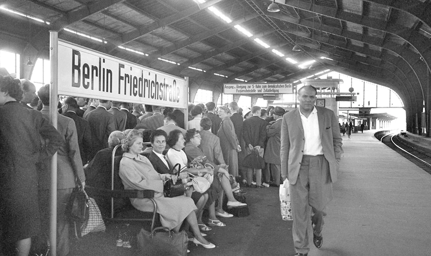 Historische Aufnahme der drei Brüder bei ihrer Flucht aus der DDR am Bahnhof Berlin Friedrichstraße