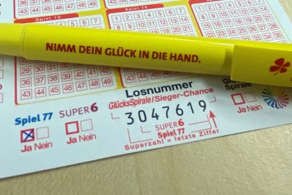 Lottoschein mit Kugeln – Symbolbild für staatlich reguliertes Glücksspiel.