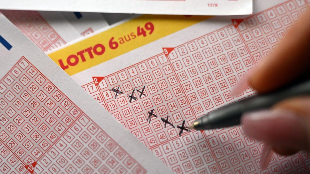 lotto-tippschein-staatliche-einnahmen-gluecksspielpolitik.jpg Tippschein mit Zahlen – Darstellung der staatlichen Kontrolle über Lottoangebote.