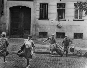 Menschen auf der Straße in den letzten 24 Stunden der DDR