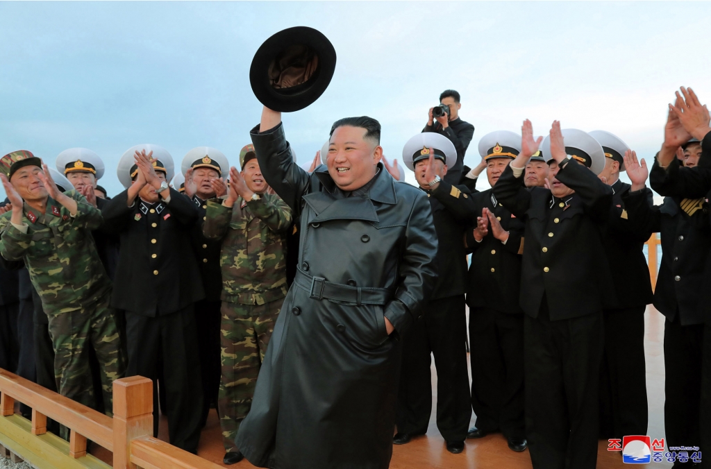 Propaganda-Moment bei Mega-Projekten Nordkoreas Kim Jong Un Prestigeprojekt mit Offizieren