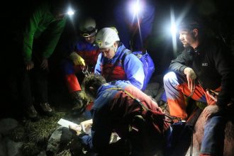 ettungsteam in der Riesending-Höhle während der Bergung eines verletzten Forschers im Berchtesgadener Alpenmassiv