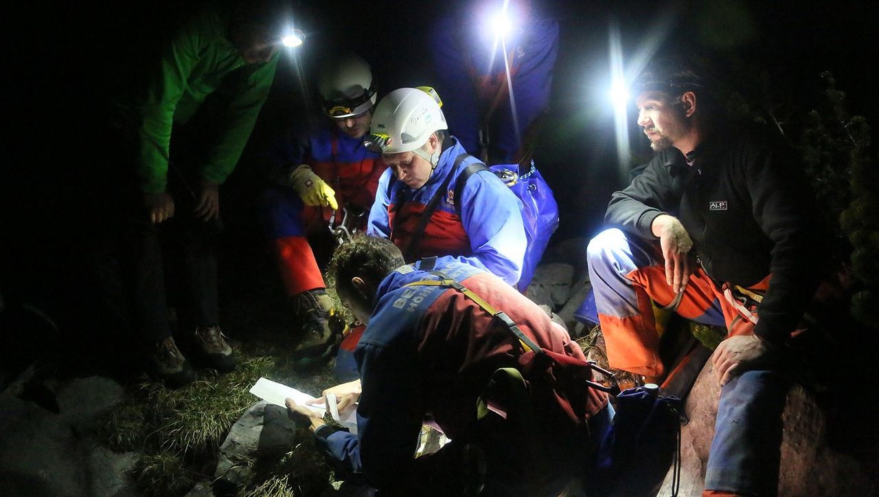 ettungsteam in der Riesending-Höhle während der Bergung eines verletzten Forschers im Berchtesgadener Alpenmassiv