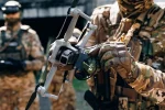 Soldaten im Einsatz mit Glasfaser-Drohne zur sicheren und latenzfreien Kommunikation im Ukraine-Krieg.