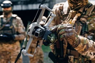 Soldaten im Einsatz mit Glasfaser-Drohne zur sicheren und latenzfreien Kommunikation im Ukraine-Krieg.