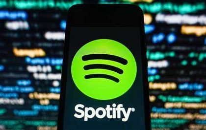 Spotify-Logo auf Smartphone – Symbolbild für Tricks und Lücken im Streaming-System.