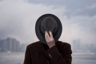 Symbolische Darstellung des Bahn-Erpressers Monsieur X – ein mysteriöser Fall, der Ermittler und Öffentlichkeit in Atem hielt.