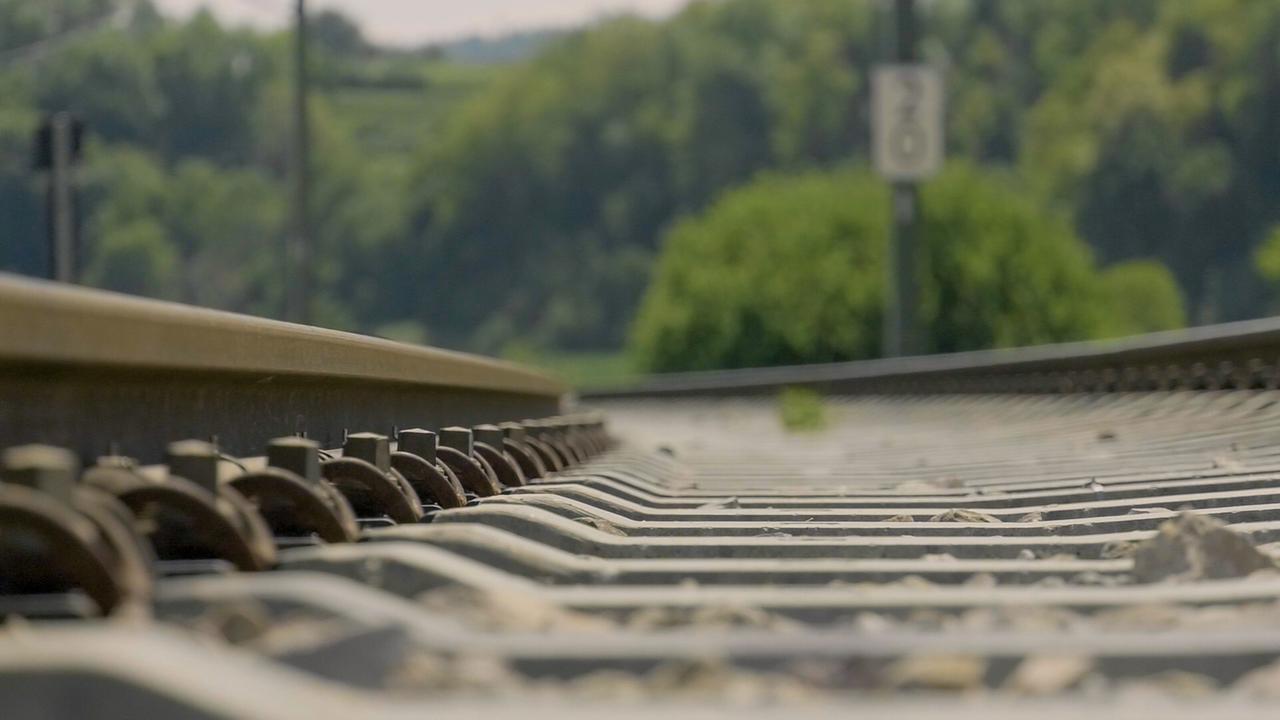 Monsieur X – Symbolbild zum Fall des Bahn-Erpressers in Deutschland und den Ermittlungen im Bereich Verkehrssicherheit Bahnstrecke mit Polizeiband – Symbolbild für die Ermittlungen im Fall des deutschen Bahn-Erpressers Monsieur X.