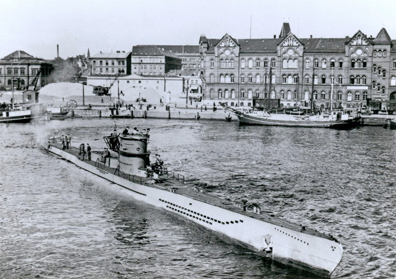Deutsches U-Boot im Atlantik während des Zweiten Weltkriegs – strategische Bedeutung im U-Boot-Krieg Deutsches U-Boot im Atlantik während des Zweiten Weltkriegs, Symbol für den verlustreichen U-Boot-Krieg Deutschlands.