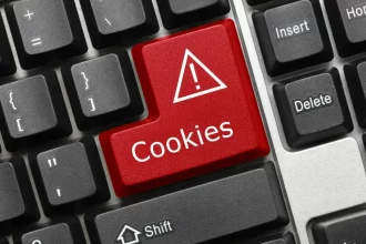 Tastatur mit Warnschild für Cookies – Symbolbild für Datenschutz im Internet.