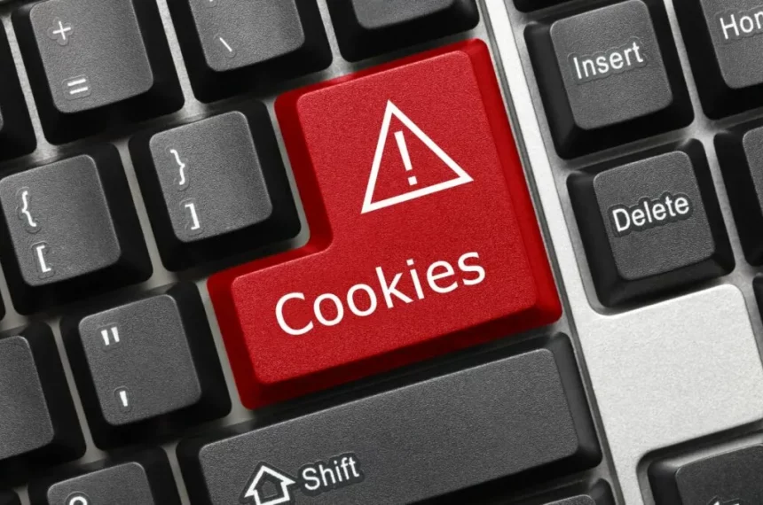 Tastatur mit Warnschild für Cookies – Symbolbild für Datenschutz im Internet.