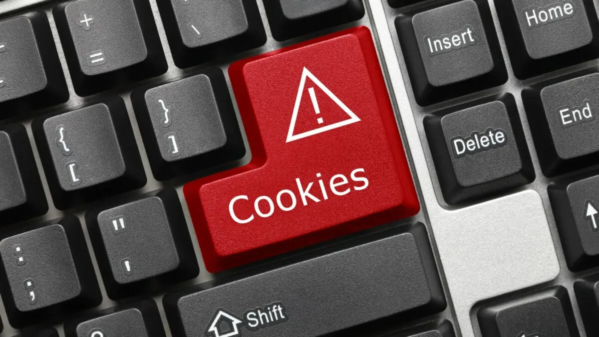 Tastatur mit Warnschild für Cookies – Symbolbild für Datenschutz im Internet.
