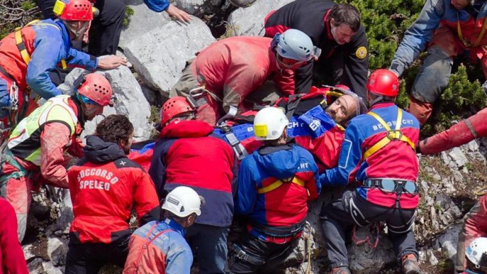 Rettungskräfte im Einsatz in der Riesending-Höhle – koordinierte Bergung im Tiefensystem bei Berchtesgaden Bergretter und Helfer koordinieren den Höhlenrettungseinsatz im Riesending in Bayern unter extremen Bedingungen