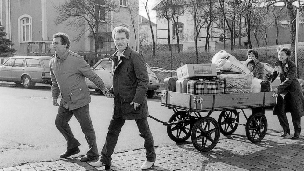 Drei Brüder vor ihrer Flucht aus der DDR am Bahnhof Berlin Friedrichstraße, 1980er Jahre Fluchtvorbereitungen der drei Brüder aus der DDR am Bahnhof – historisches Ereignis der deutschen Teilung.