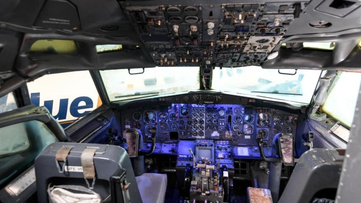 Anti-Terror-Aktion der GSG-9 bei der Lufthansa-Maschine Landshut – historischer Einsatz 1977 Mitglieder der GSG-9 sichern das Flugzeug Landshut nach dem Anti-Terror-Einsatz in Somalia