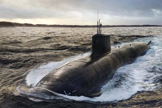 Webseitenansicht in dunklem Design: Überschrift des Artikels „Geheime Operation: Wie die CIA ein russisches U-Boot entführte und die Welt im Dunkeln hielt“ bei WahreStorys.de, darunter ein dramatisches Foto eines nuklearbetriebenen russischen U-Boots, das durch aufgewühlte Wellen fährt.