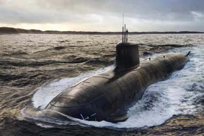 Webseitenansicht in dunklem Design: Überschrift des Artikels „Geheime Operation: Wie die CIA ein russisches U-Boot entführte und die Welt im Dunkeln hielt“ bei WahreStorys.de, darunter ein dramatisches Foto eines nuklearbetriebenen russischen U-Boots, das durch aufgewühlte Wellen fährt.